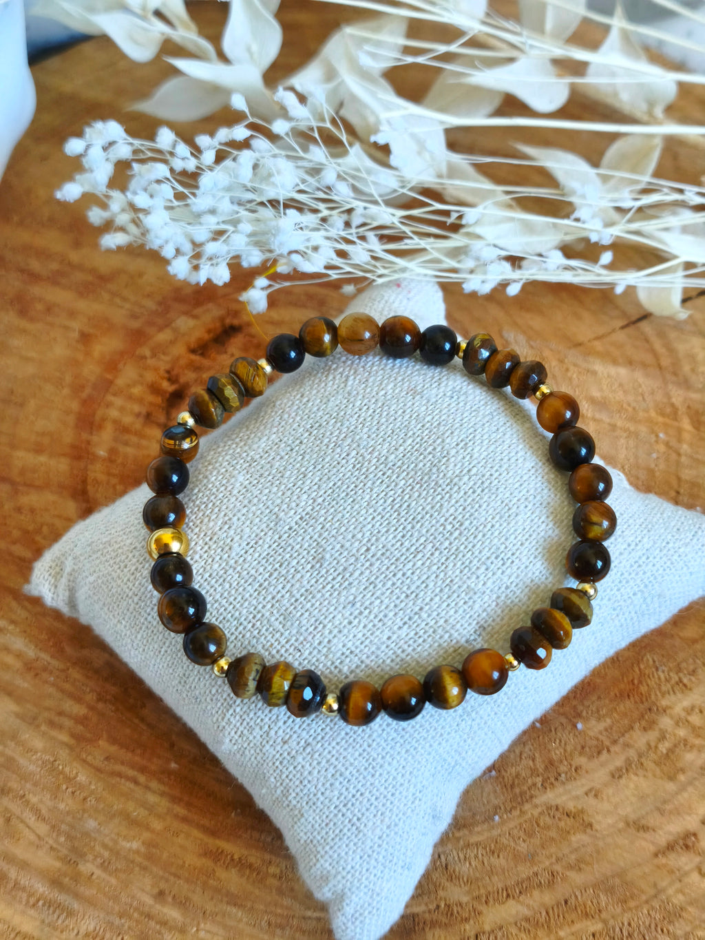Bracelet monté sur fil élastique avec des perles d'œil de tigre pierre de détermination courage et protection