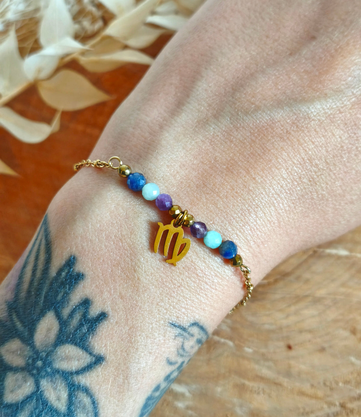 Dans la collection des bracelets avec les signes astrologiques le signe de la Vierge avec amethyste sodalite et aigue-marine