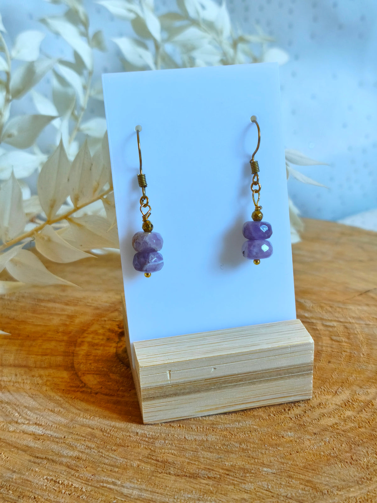 Une jolie paire de boucles d'oreilles avec l'améthyste en forme de rondelle facettée 