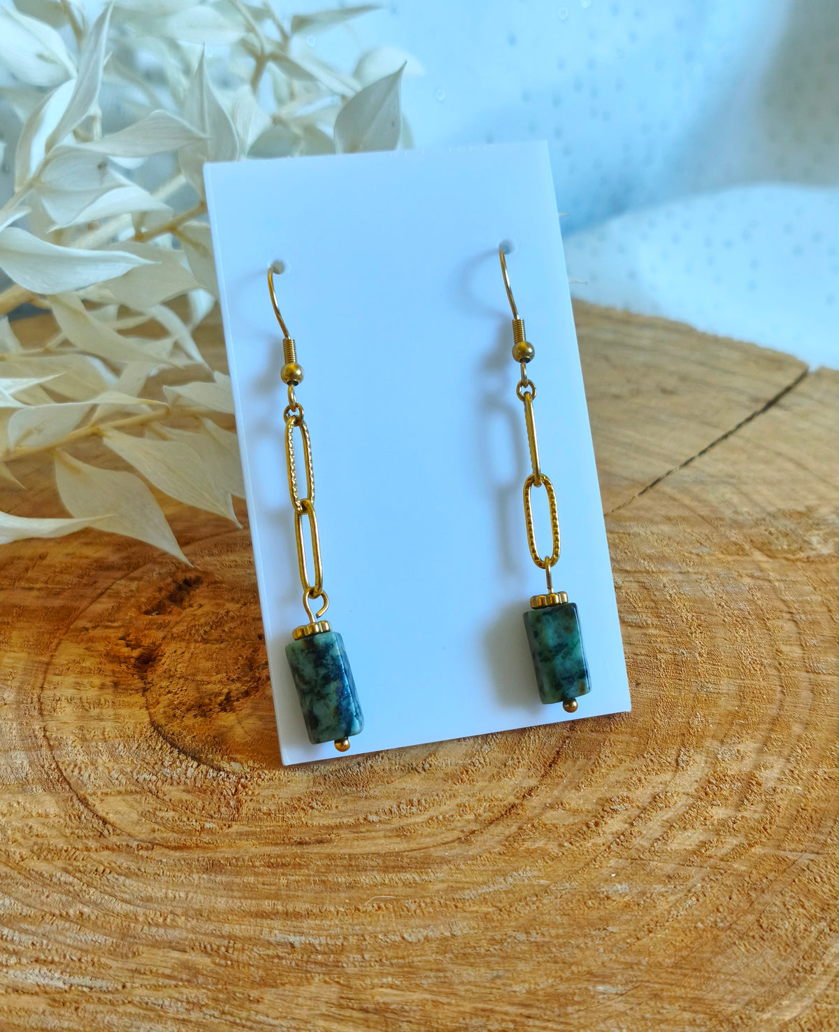 Boucles d'oreilles en acier inoxydable doré avec une belle pierre de jaspe africain unique