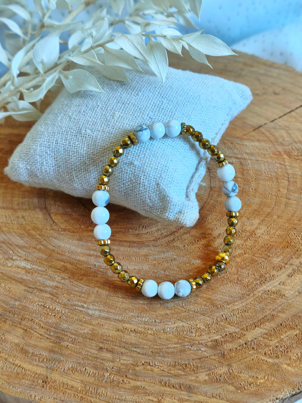 Petit plaisir, un bracelet en hématite dorée et howlite dans la gamme a moins de 20 €