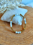 Petit plaisir, un bracelet en hématite dorée et howlite dans la gamme a moins de 20 €