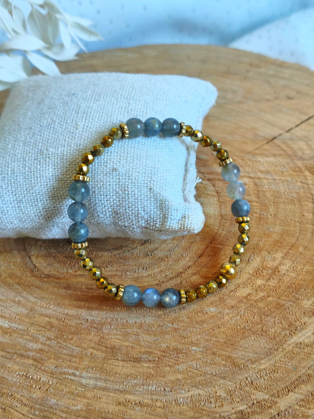 Retrouver ce joli bracelet en hematite doré et labradorite dans la gamme des petits plaisirs a moins de 20 €