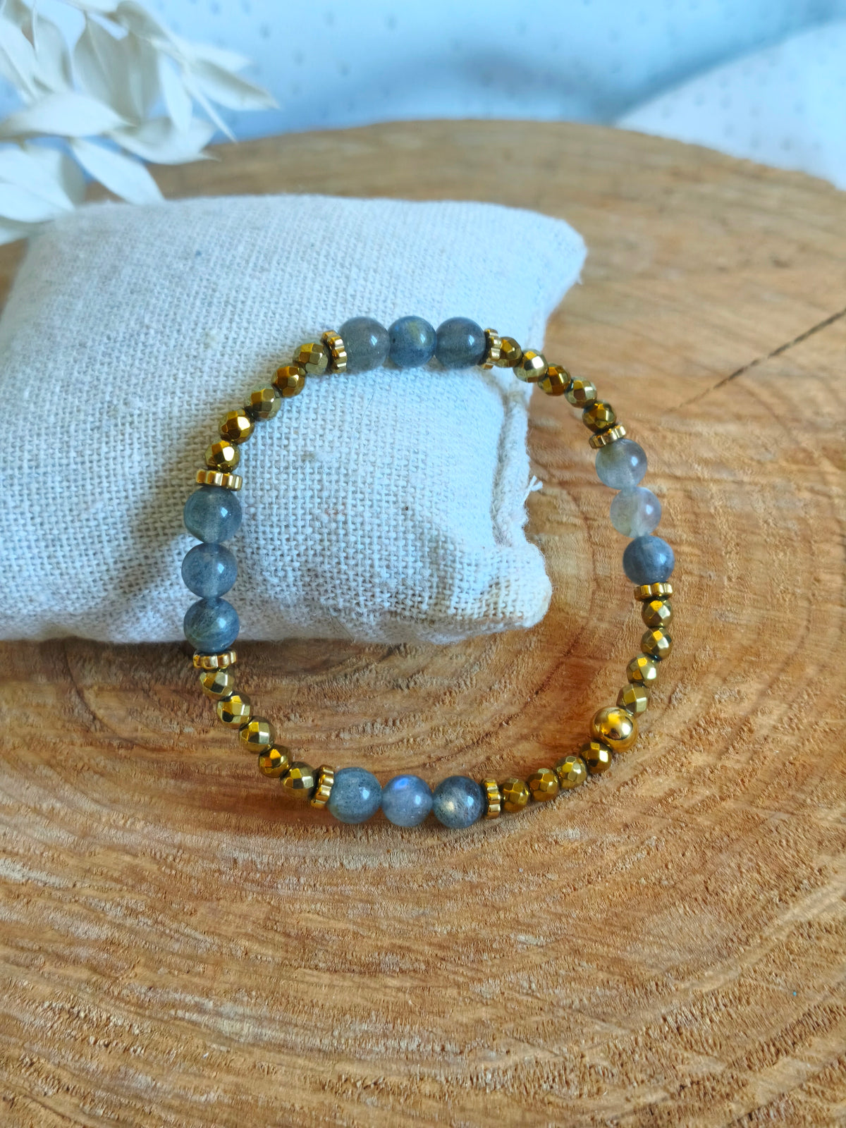 Retrouver ce joli bracelet en hematite doré et labradorite dans la gamme des petits plaisirs a moins de 20 €