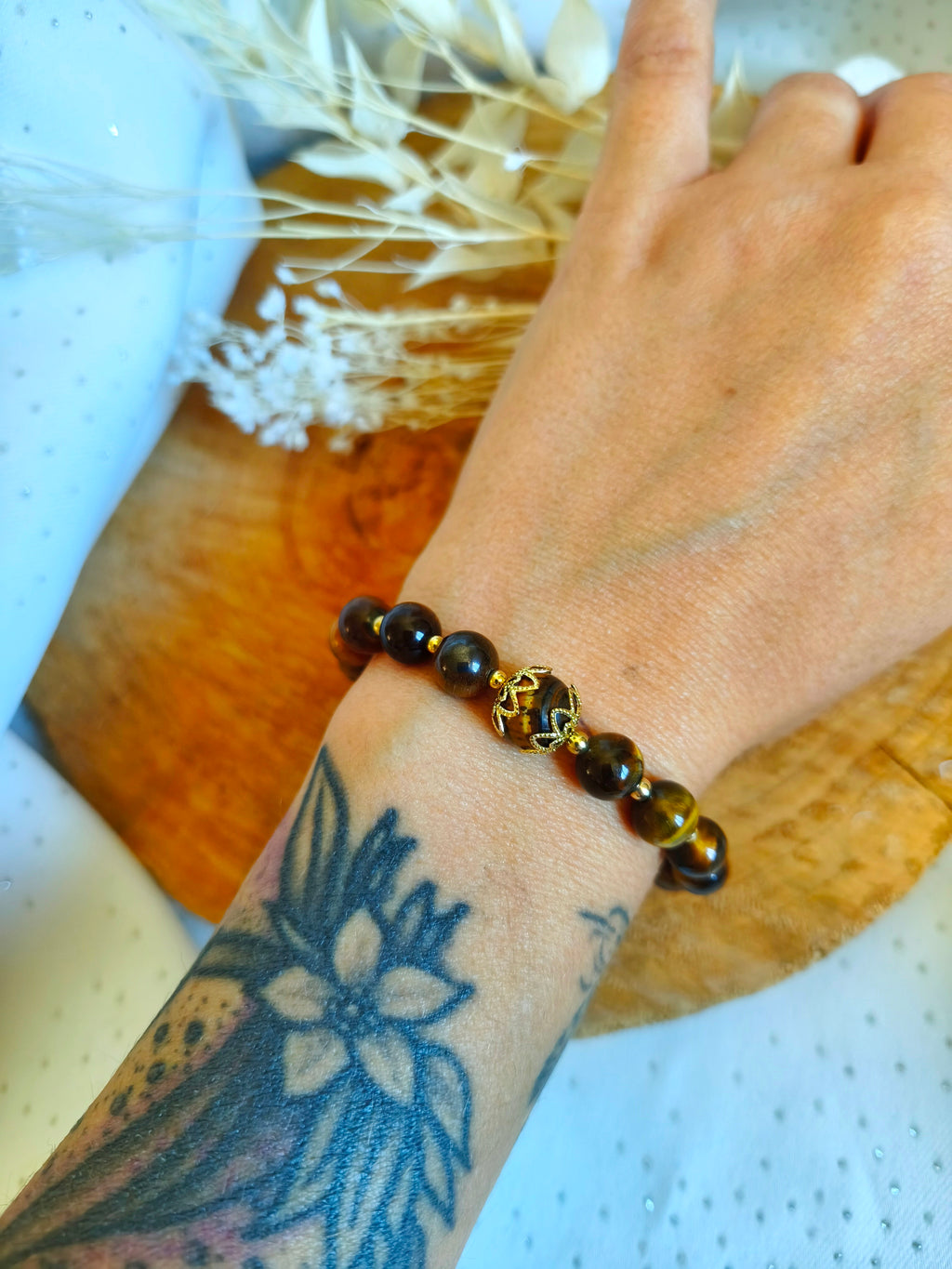 Un joli bracelet sur l'élastique avec des pierres d'œil de tigre ,mélanger à des petites perles dorées en acier inoxydable 