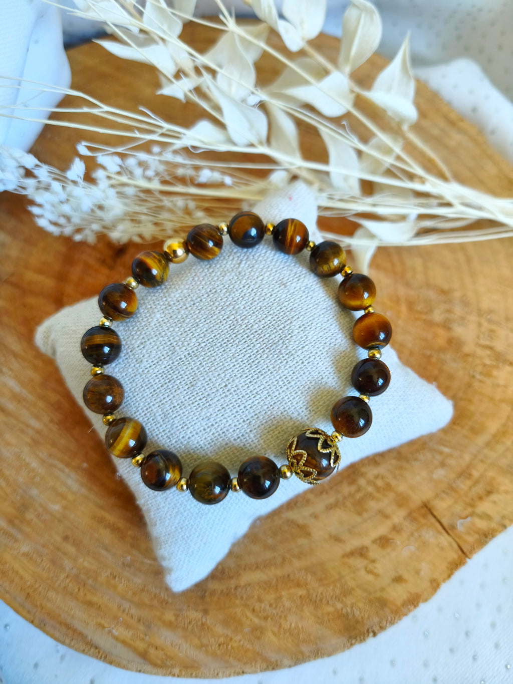 Un beau bracelet avec de l'oeil de tigre, pierre de protection, détermination et courage