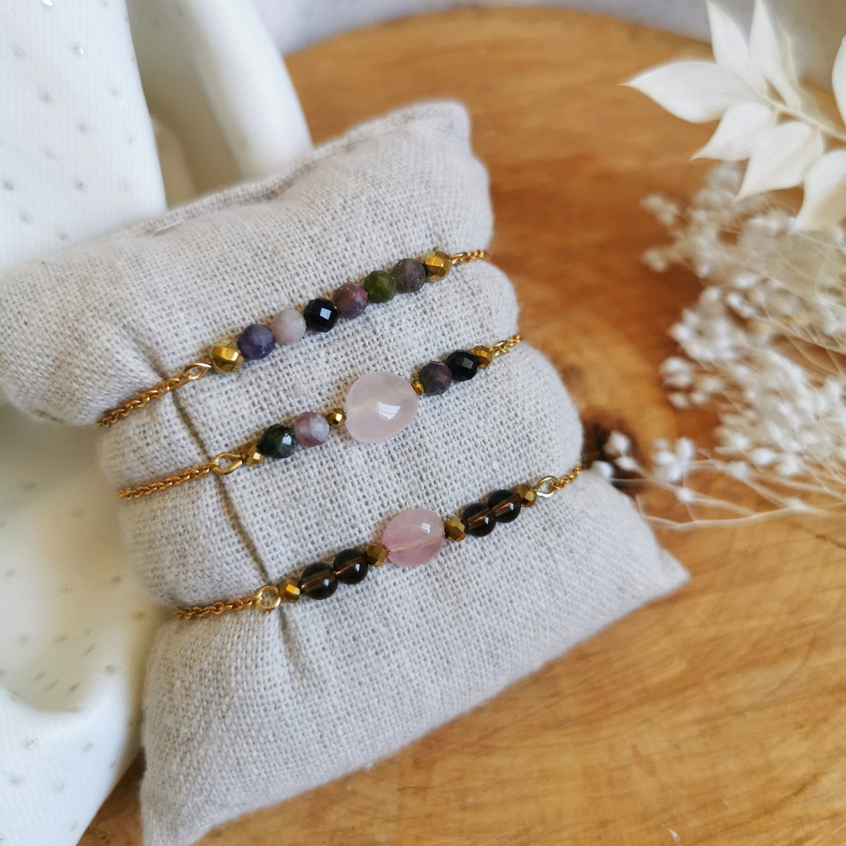 Joli trio de bracelet sur chaine en acier inoxydable doré avec pierres de tourmaline, quartz rose et quartz fumé 