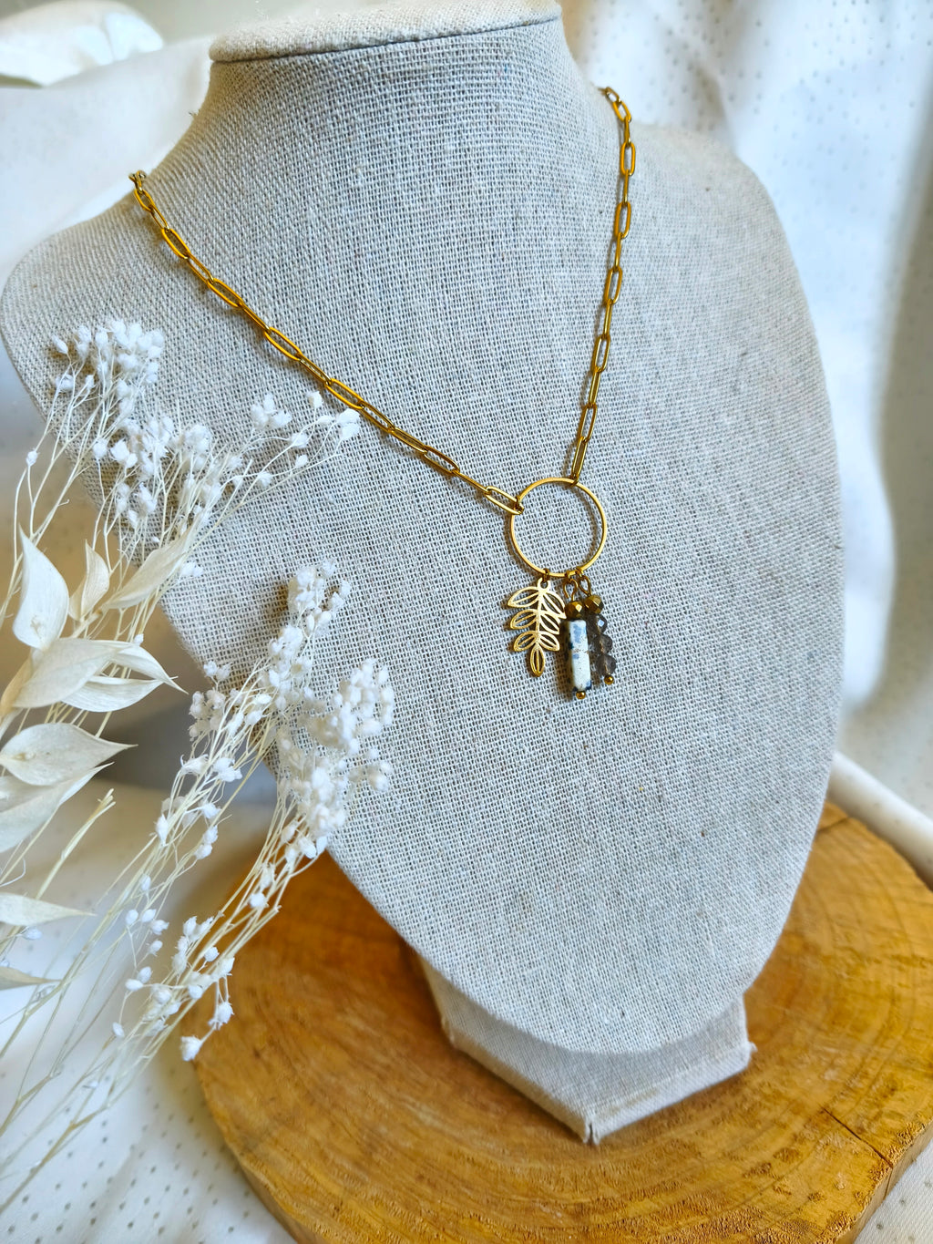 Très joli collier avec jaspe dalmatien et quartz fumer