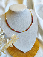 Un magnifique collier à porter en jaspe rouge et acier inoxydable doré