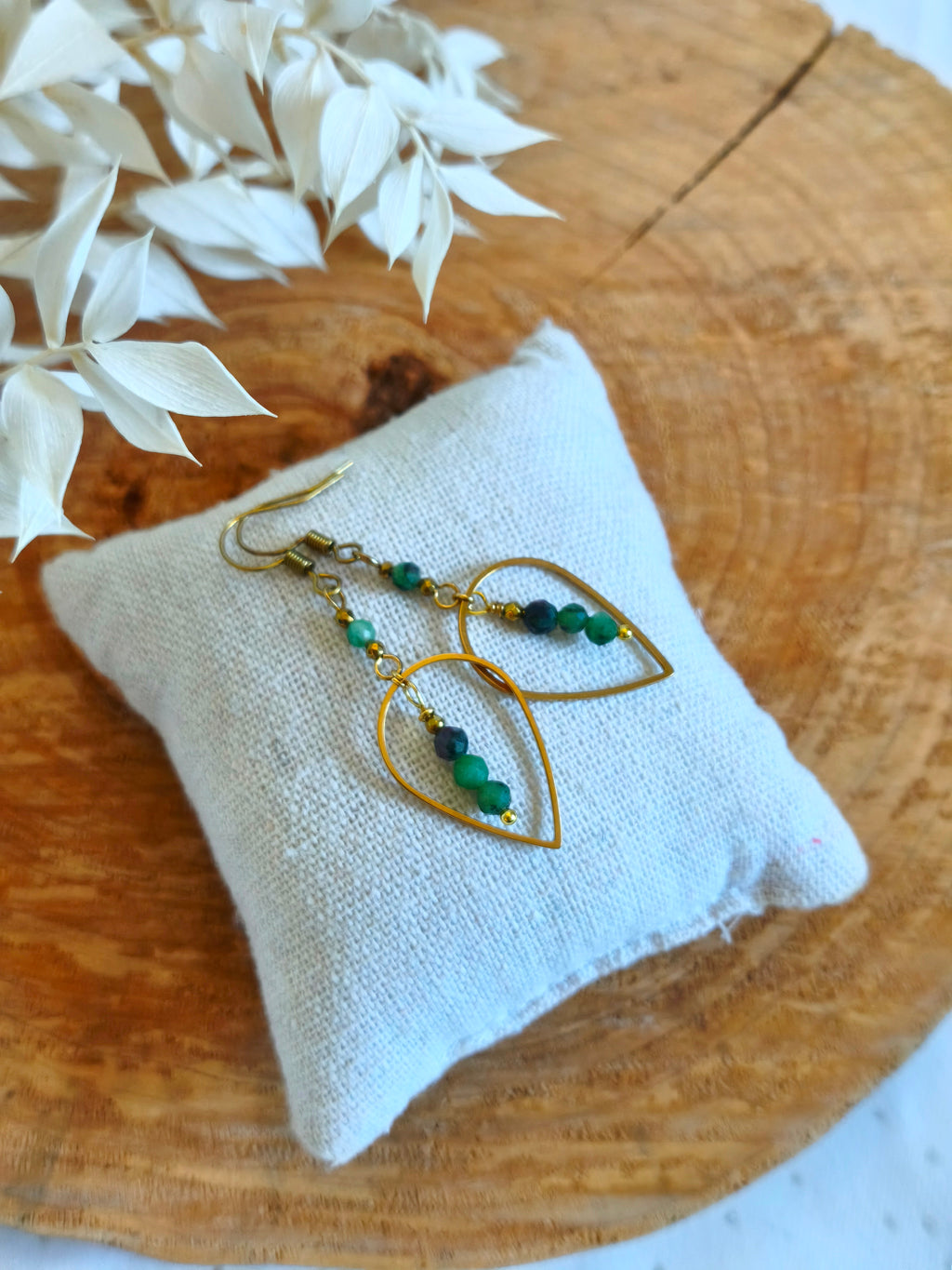 Une paire de boucles d'oreilles en acier inoxydable doré avec pierre naturelle de rubis sur zoïsite