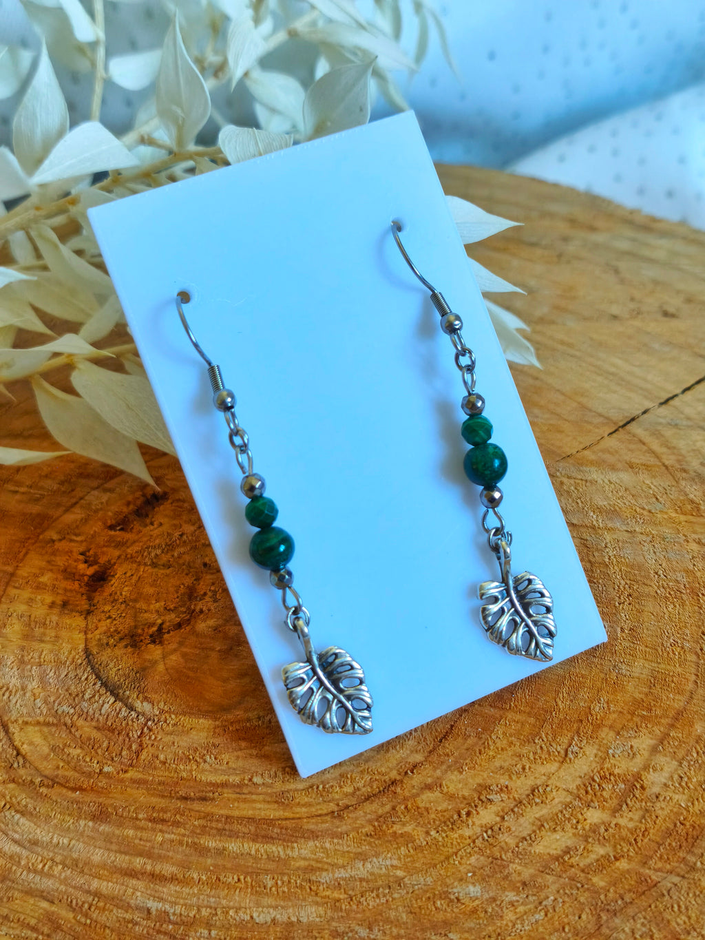 Jolie paire de boucles d'oreilles en acier inoxydable argenté avec la pierre fine de malachite