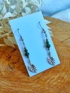 Jolie paire de boucles d'oreilles en acier inoxydable argenté avec la pierre fine de malachite
