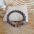 Très joli bracelet en labradorite avec des perles de 8 mm montées sur fil élastique avec une petite perle travaillée en acier inoxydable argenté