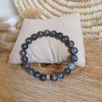 Très joli bracelet en labradorite avec des perles de 8 mm montées sur fil élastique avec une petite perle travaillée en acier inoxydable argenté