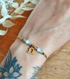 Joli bracelet en acier inoxydable doré du signe de la balance avec ses pierres naturelles de quartz rose aventurine et labradorite