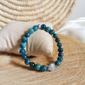 Bracelet en perles naturelles d'apatite avec au centre une labradorite. 