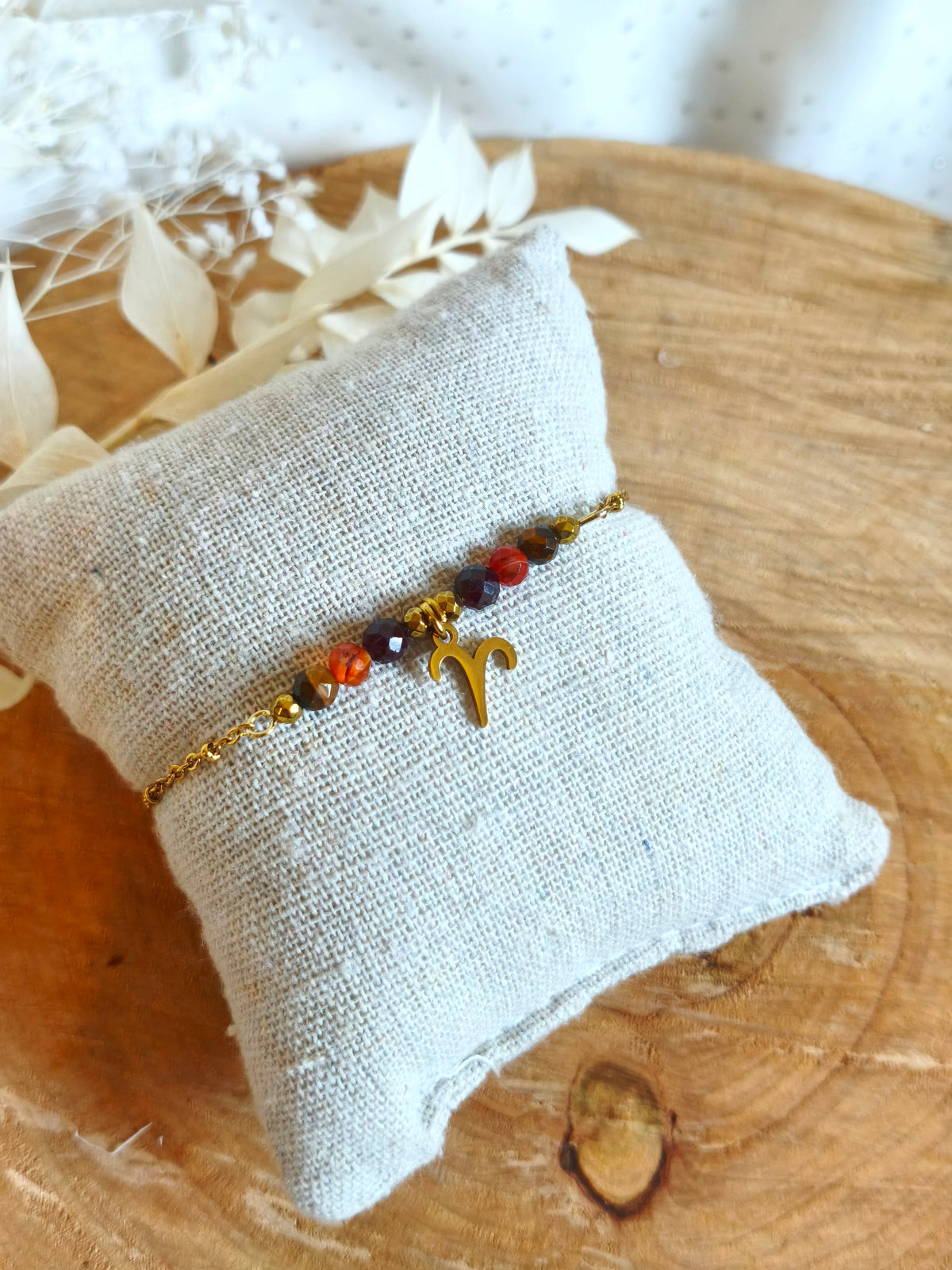 Bracelet collection astro pour la femme bélier avec les pierres naturelles de œil de tigre cornaline et grenat sur acier inoxydable doré