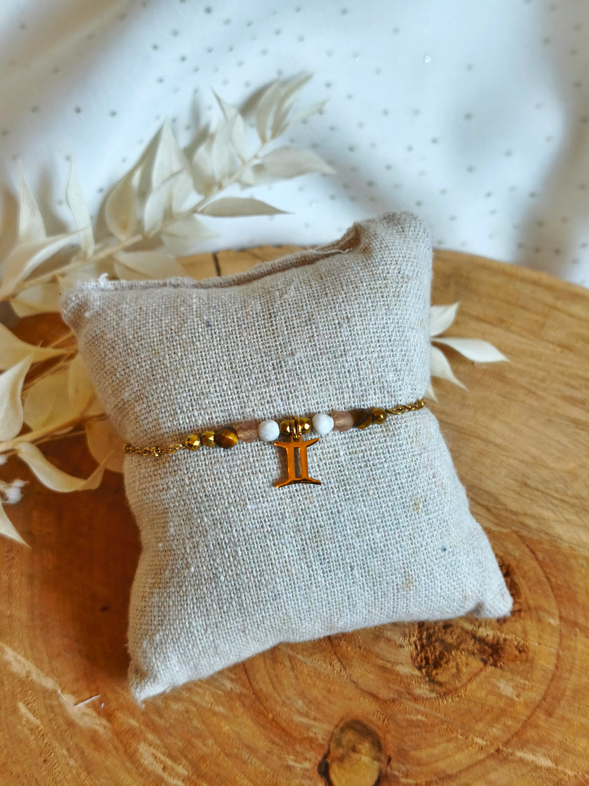 L'univers de sadaleane, a créé ce bracelet sur le thème du Gémeaux avec les pierres de œil de tigre pierre de lune et howlite 