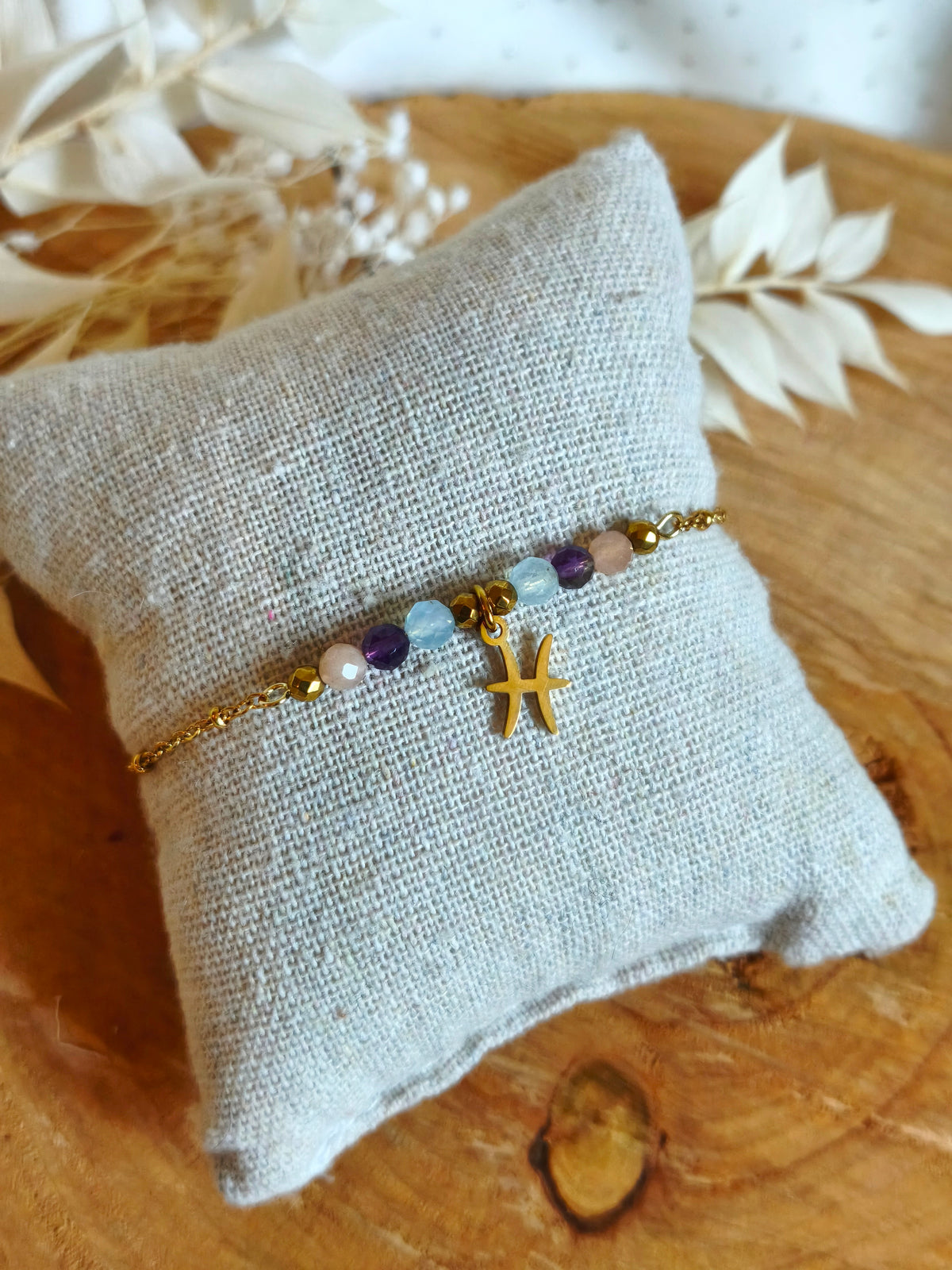 Joli bracelet en acier inoxydable sur le thème des signes astrologiques avec le signe du Poisson et ses pierres naturelles