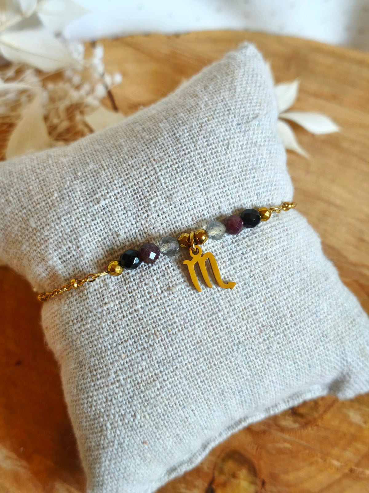 Bracelet dans la gamme des signes astrologiques avec le signe du Scorpion et ses pierres naturelles
