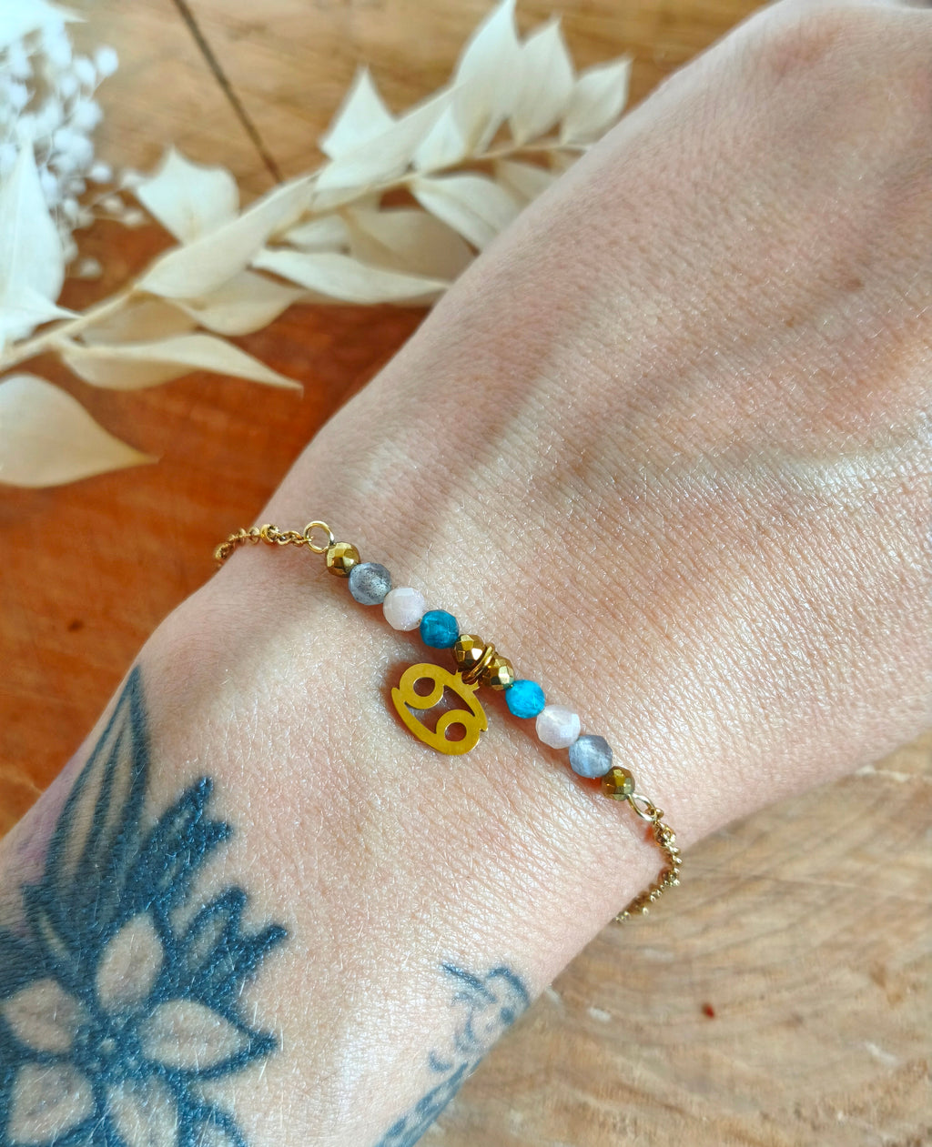 Joli bracelet de l'univers de sadaLeane sur le thème astrologique avec le signe du Cancer