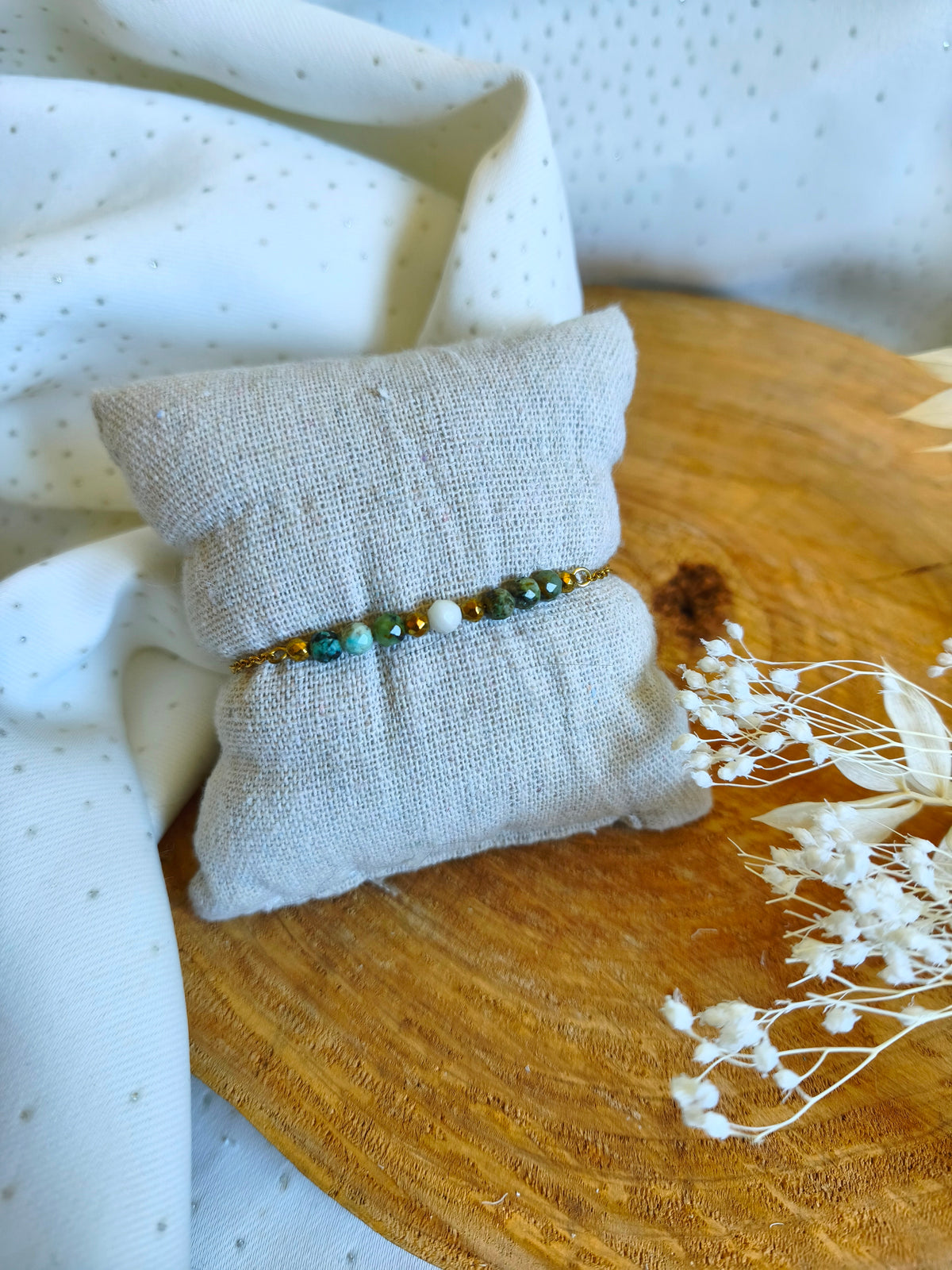 Bracelet sur chaîne en acier inoxydable ,accompagné de petites perles facettées de jaspe africain et d'une nacre