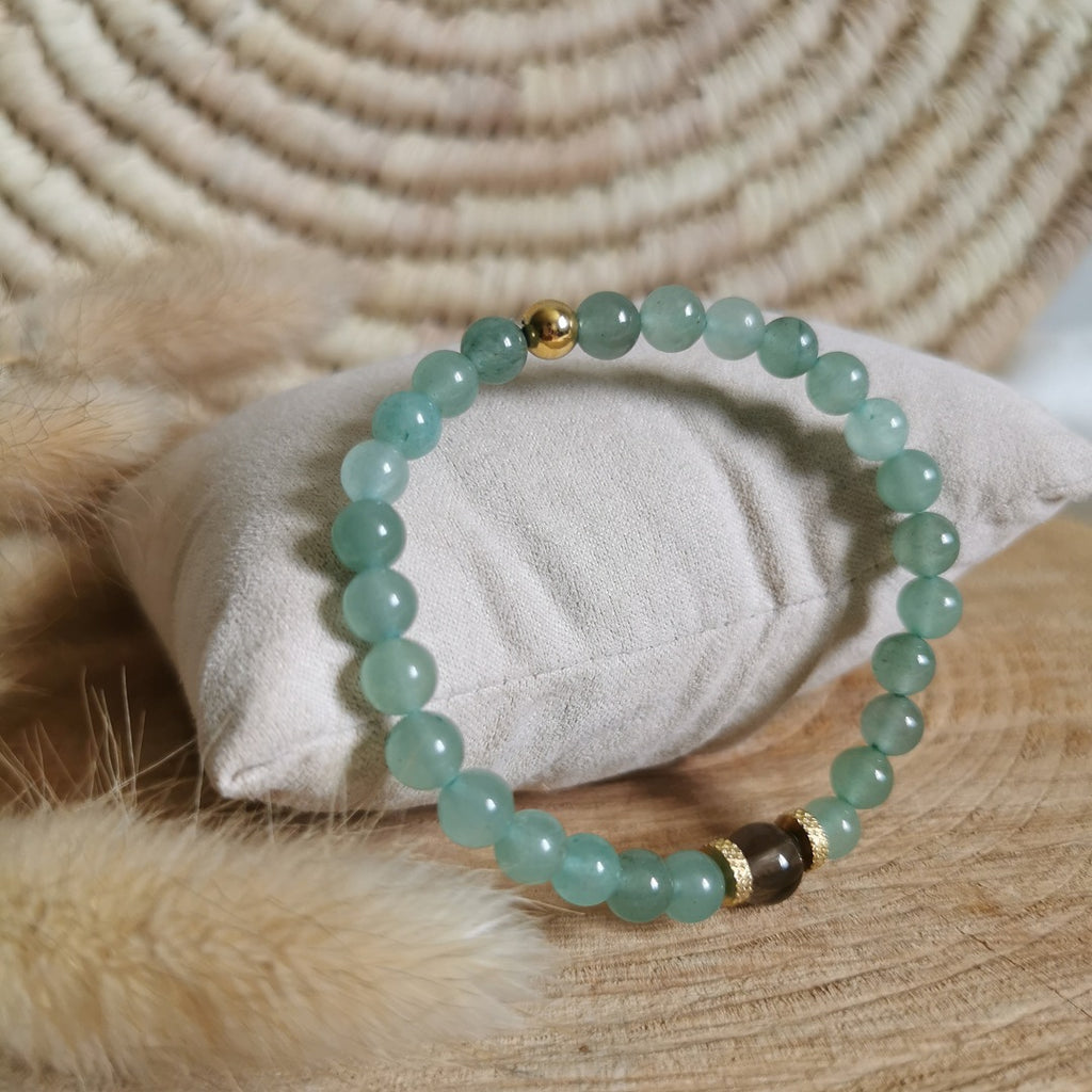 Bracelet en aventure une de 6 mm avec une petite courte mais au centre des éléments en acier inoxydable