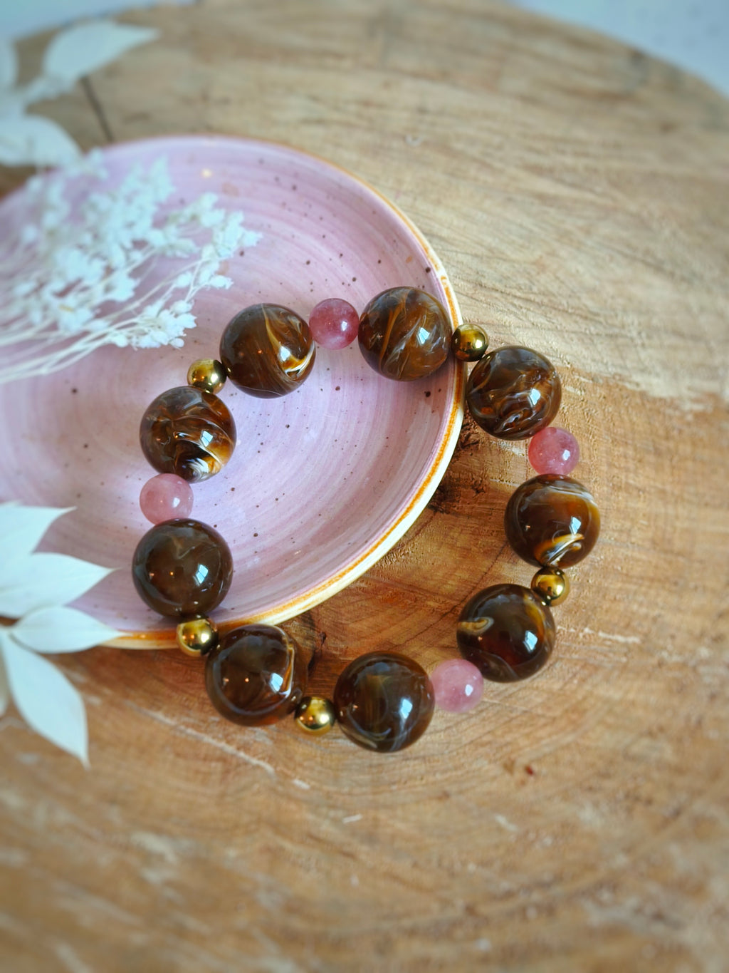 Bracelet dans la collection des petits plaisirs à moins de 25 € avec des perles d'acrylique et des pierres naturelles