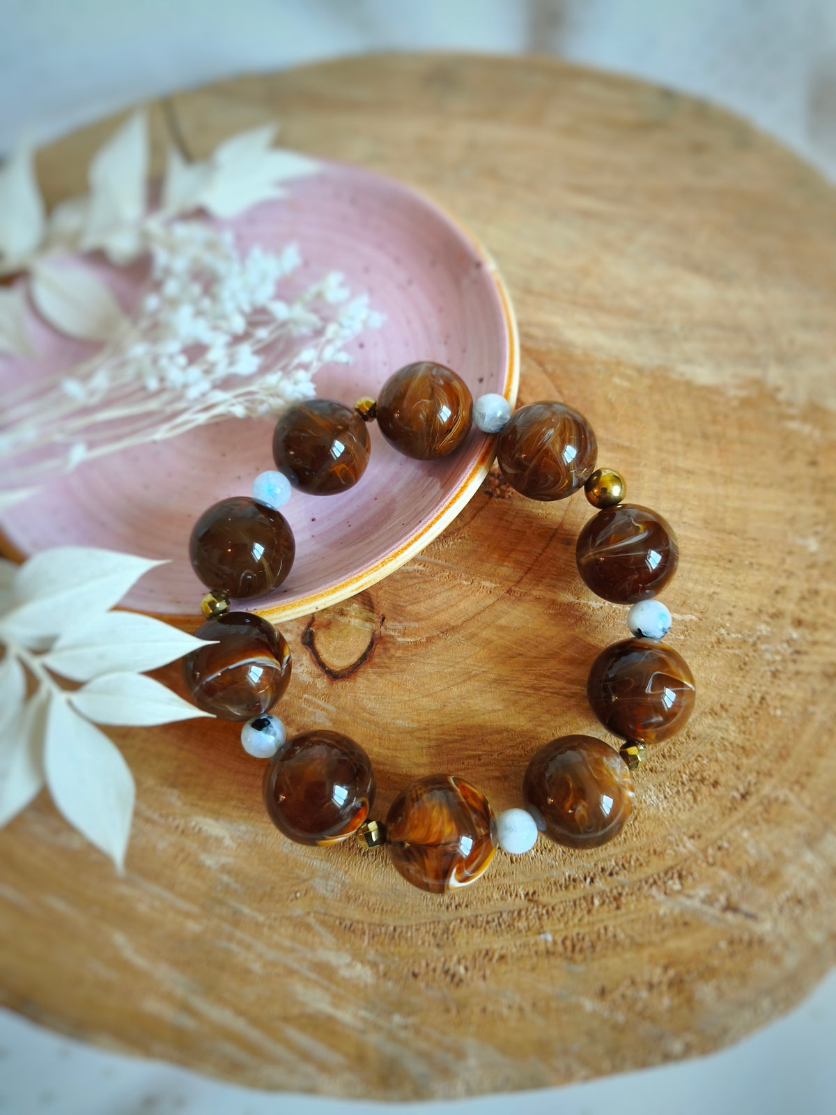 Bracelet fantaisie dans la gamme des petits plaisirs à moins de 25 € avec des perles en acrylique et des pierres naturelles