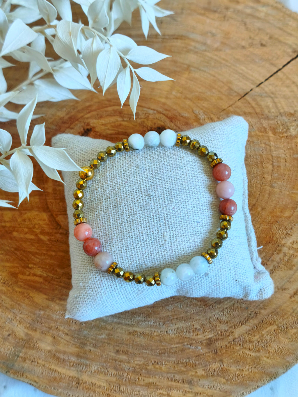 Un joli petit bracelet en hématite dorée avec aventurine rose et péristerite dans la gamme des petits plaisirs a moins de 20 €