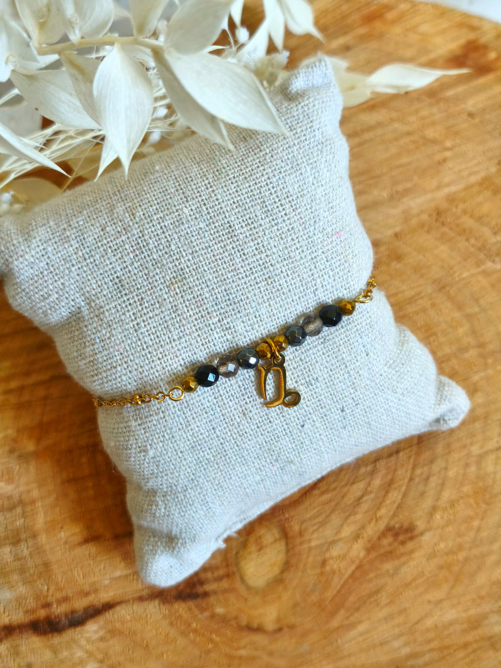 Bracelet dans la gamme des signes astrologiques avec le Capricorne accompagné de ses pierres naturelles