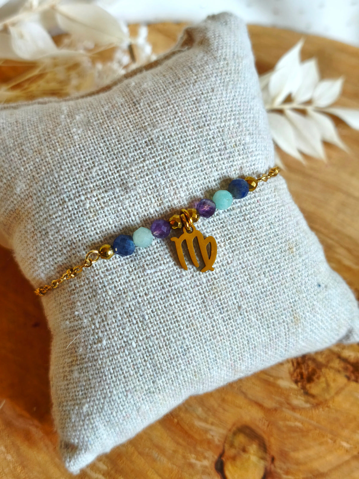 Bracelet sur le signe de la Vierge avec les pierres naturelles de sodalite, améthyste et aigue-marine