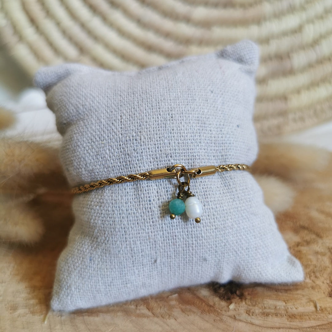 Joli bracelets en acier inoxydable doré et pierres naturelles d'amazonite. 