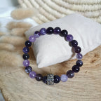 Bracelet en perles d'améthyste avec une perle love en son centre 