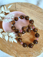 Deux jolies bracelets en perles d'acrylique Marie marbré avec des pierres naturelles peristerite et pierre de soleil