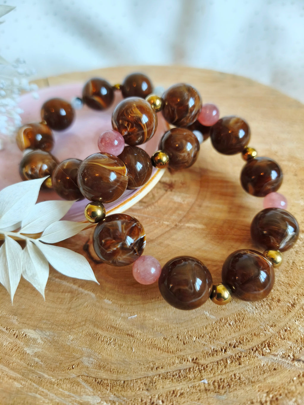 De beaux bracelets avec des perles d'acrylique marron marbré accompagné de leur pierre naturelle