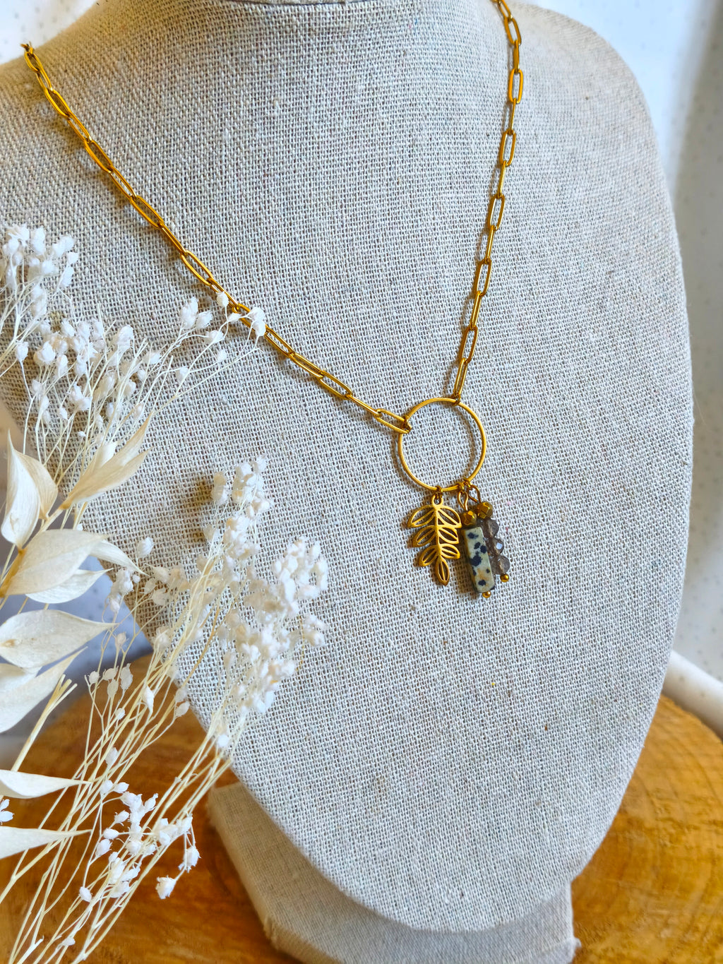 L'univers de sadaleane propose ce joli collier en acier inoxydable accompagné de pierre naturelle de jaspe dalmatien et de quartz fumé