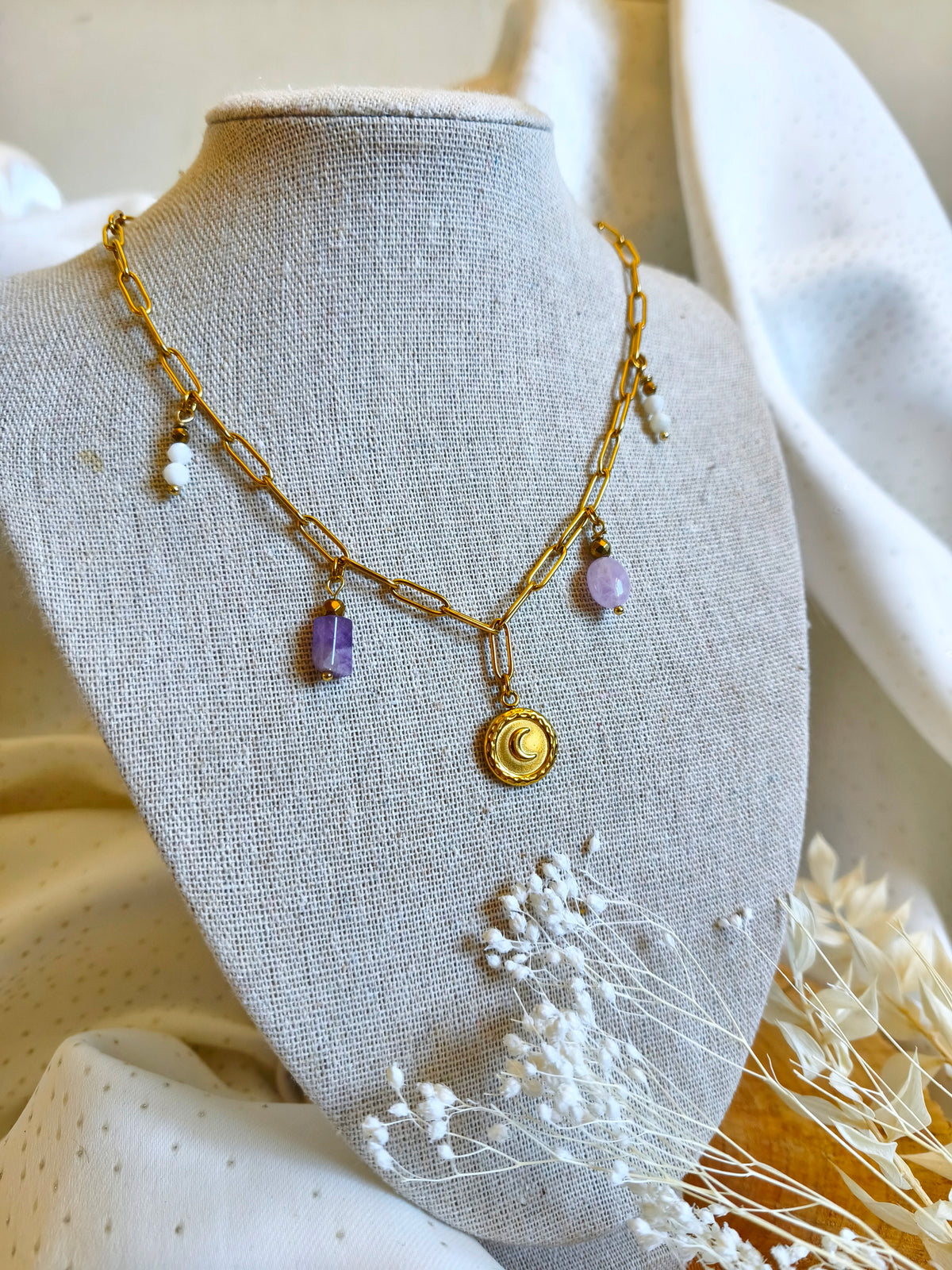 Collier sur chaîne trombone en acier inoxydable avec de la nacre de l'améthyste et une pampille lune 