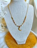 Collier en acier inoxydable doré, avec un beau pendentif en forme de lune , pierres naturelles de pierre de soleil
