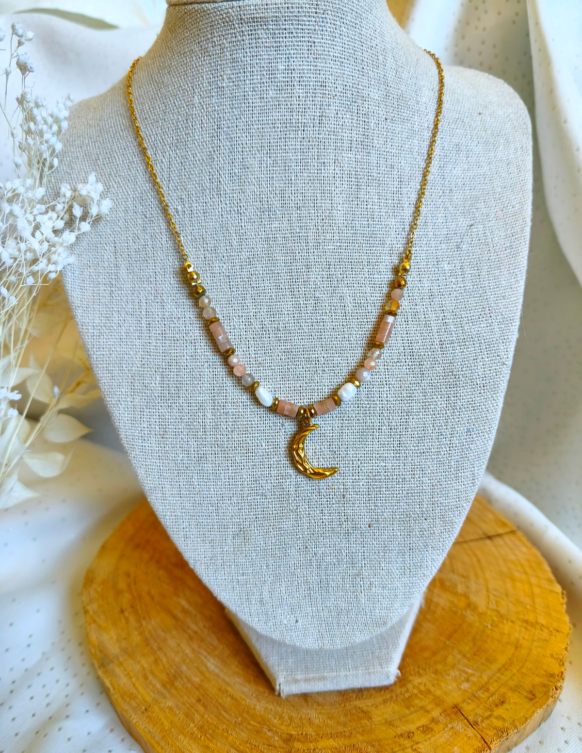 Collier en acier inoxydable doré, avec un beau pendentif en forme de lune , pierres naturelles de pierre de soleil