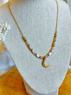 Très joli collier tout en finesse avec la belle pierre de soleil et de jolies perles d'eau douce