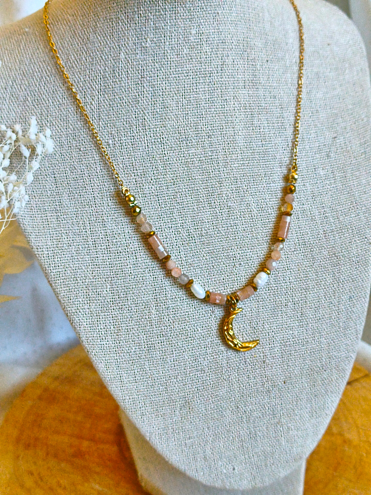 Très joli collier tout en finesse avec la belle pierre de soleil et de jolies perles d'eau douce