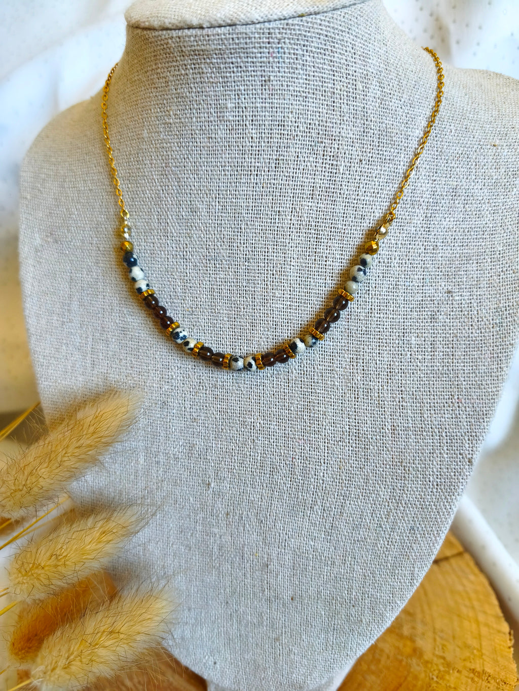 Collier pour femme raku monté sur acier inoxydable doré avec des pierres naturelles de quartz fumé et jaspe dalmatien