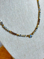 Collier pour femme avec la belle pierre de labradorite au centre,jaspe  dalmatien et quartz fumé