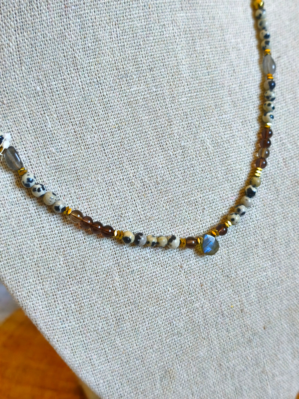 Collier pour femme avec la belle pierre de labradorite au centre,jaspe  dalmatien et quartz fumé