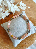 Bracelet sur fil élastique avec les pierres énergétiques de pierre de lune et quartz fumé