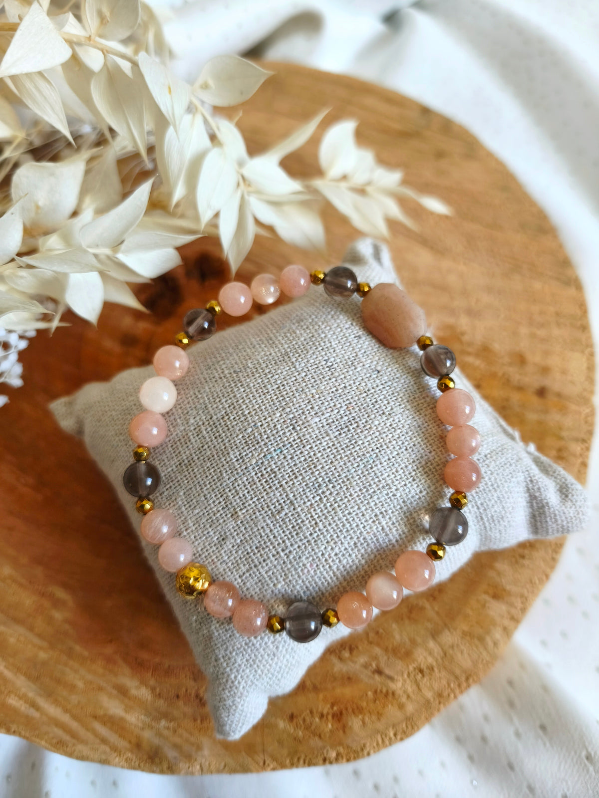 Bracelet de lithothérapie pour femme avec la pierre de lune accompagnée de quartz fumée