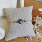 Bracelet sur chaîne avec une belle labradorite au centre entouré de petites hématite dorées