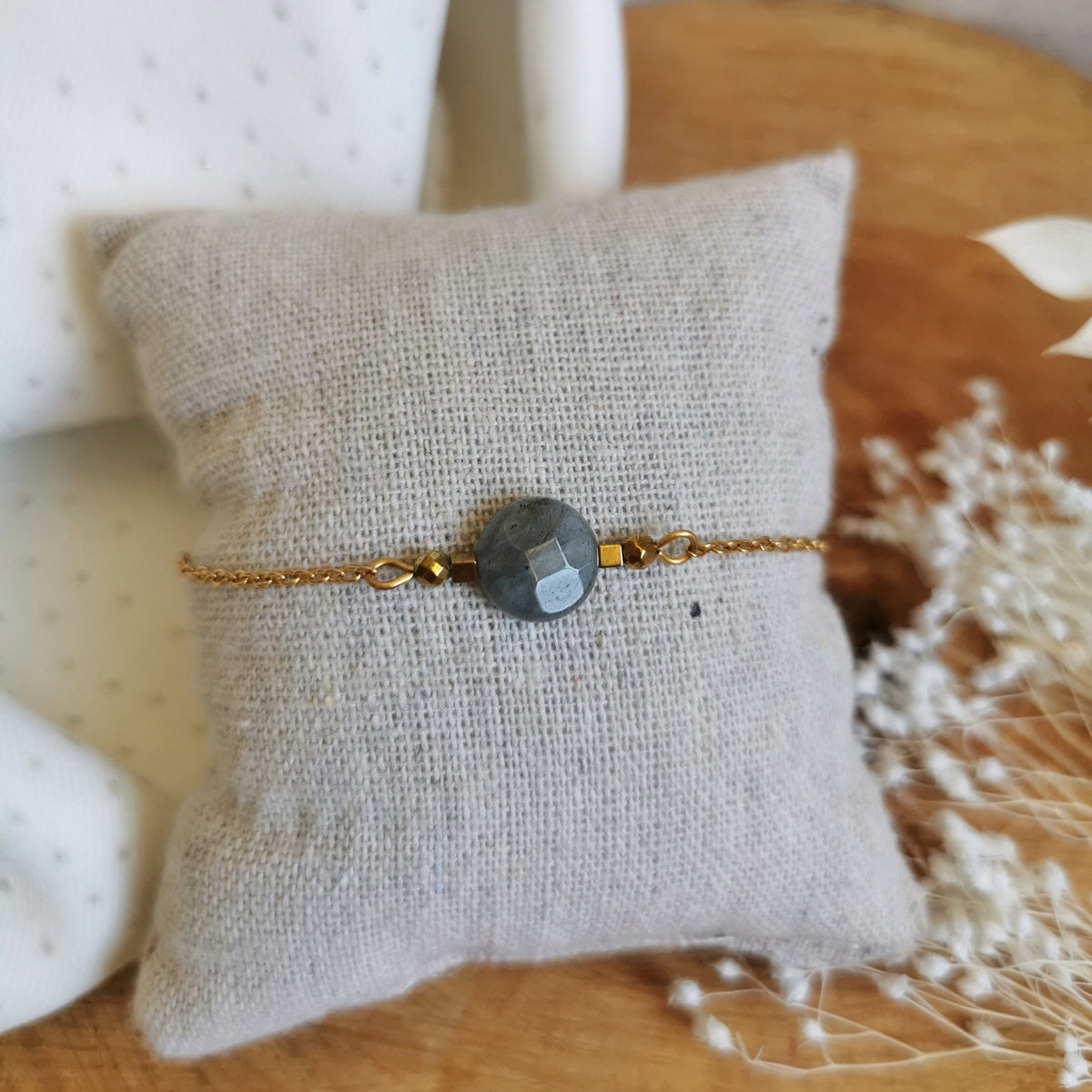 Bracelet sur chaîne avec une belle labradorite au centre entouré de petites hématite dorées