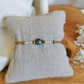 Bracelet sur chaîne dorée avec labradorite et perle de nacre